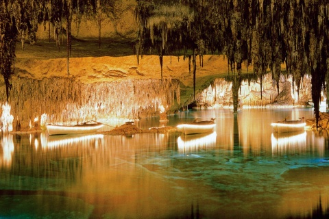 As cavernas del Drach, na ilha de Maiorca (Ilhas Baleares)