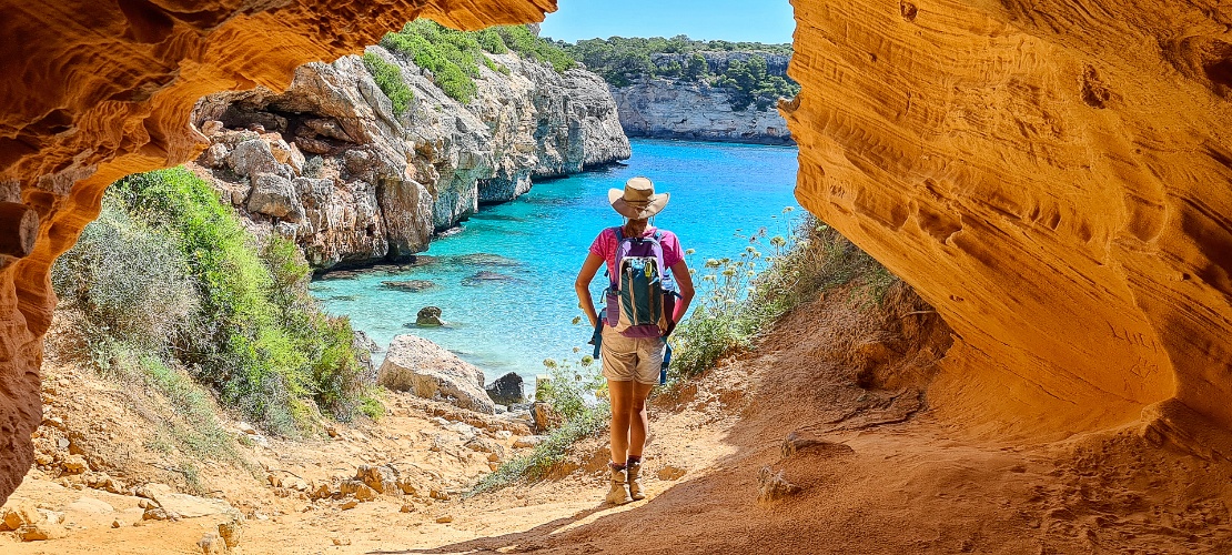 Caverna de areia na Cala des Moro, em Maiorca, Ilhas Baleares
