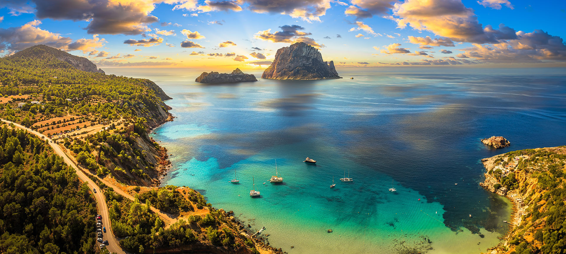 Una cala de la isla de Ibiza (Baleares)