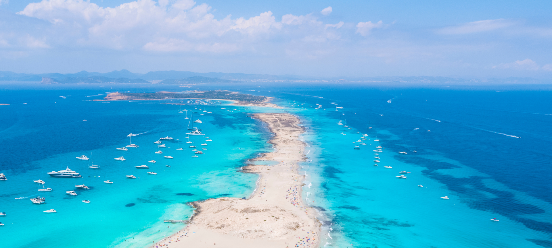 Вид с воздуха на пляж Сес-Ильетес на Форментере, Балеарские острова