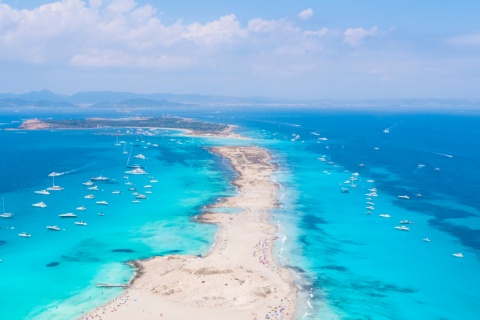 Vue aérienne de la plage de Ses Illetes à Formentera, îles Baléares