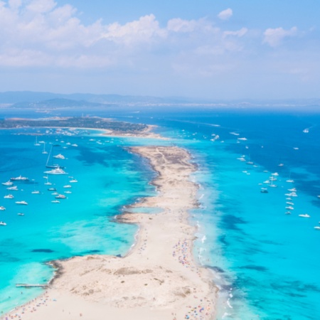 Vista aérea da praia de Ses Illetes, em Formentera, Ilhas Baleares