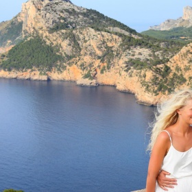Casal fazendo um selfie com vista para o Cabo de Formentor (Mallorca) Casal fazendo um selfie com vista para o Cabo de Formentor (Mallorca)