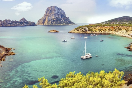 Una cala de la isla de Ibiza (Baleares)