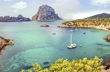 Una cala de la isla de Ibiza (Baleares)