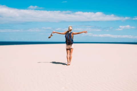 Turista che cammina sulla spiaggia