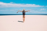 Turista che cammina sulla spiaggia