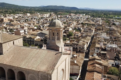 Vue panoramique de Llucmajor avec l’église San Miguel au premier plan, à Majorque (îles Baléares)