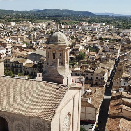 La chiesa di San Miguel domina la panoramica di Llucmajor, a Maiorca (Isole Baleari)