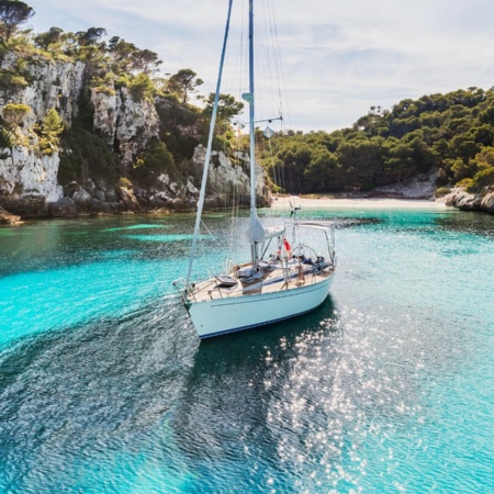 Vista da Enseada Macarelleta, em Menorca, Ilhas Baleares