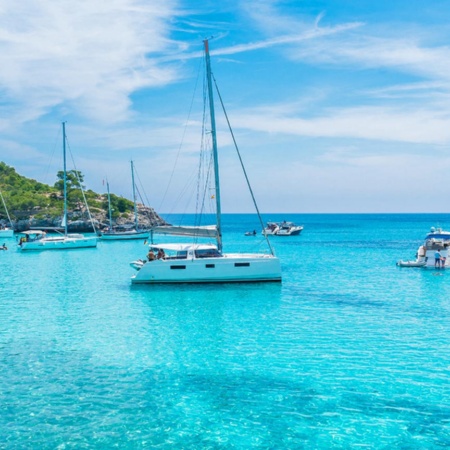 Barche nelle acque turchesi della Cala Mondragó. Maiorca