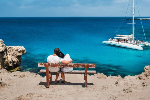 バレアレス諸島の海を眺めるカップル