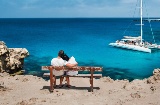 Pareja contemplando el mar en Baleares