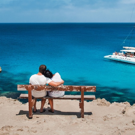 バレアレス諸島の海を眺めるカップル