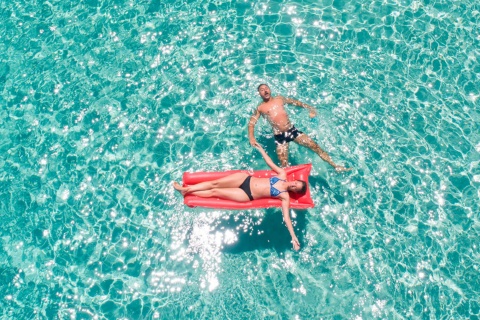 Un couple sur la plage, sur l’île de Formentera