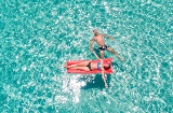 Casal desfrutando da praia em Formentera