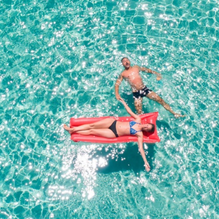 Pareja disfrutando de la playa en Formentera