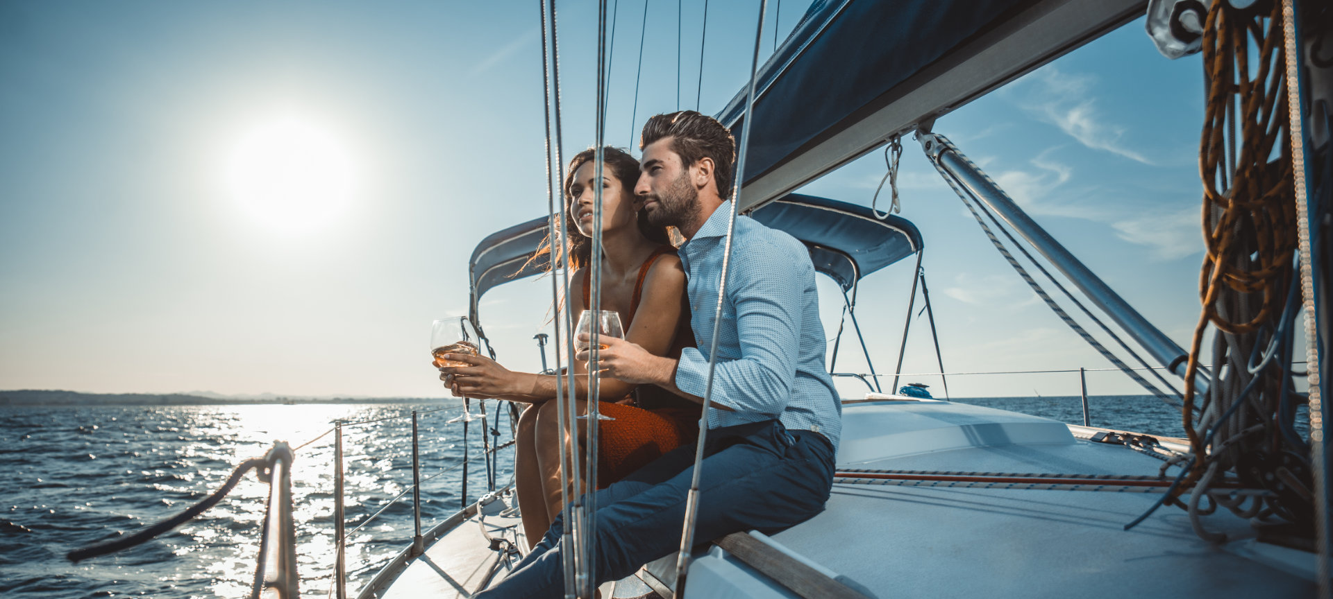 Coppia che si gode un bicchiere di vino su una barca a vela a Minorca, isole Baleari. Coppia che si gode un bicchiere di vino su una barca a vela a Minorca, isole Baleari.