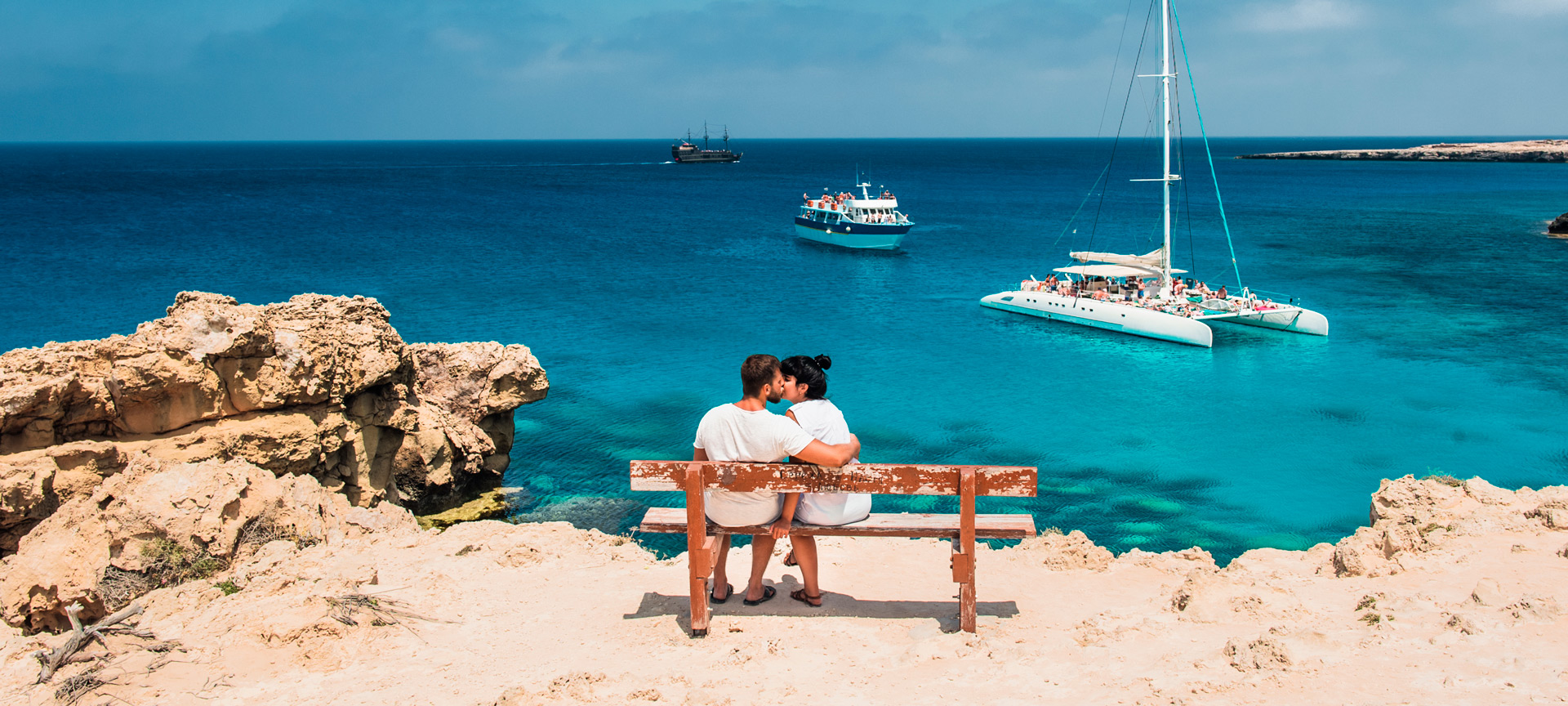 Пара во время медового месяца на пляже.