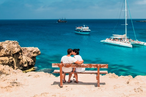 Couple pendant leur lune de miel à la plage