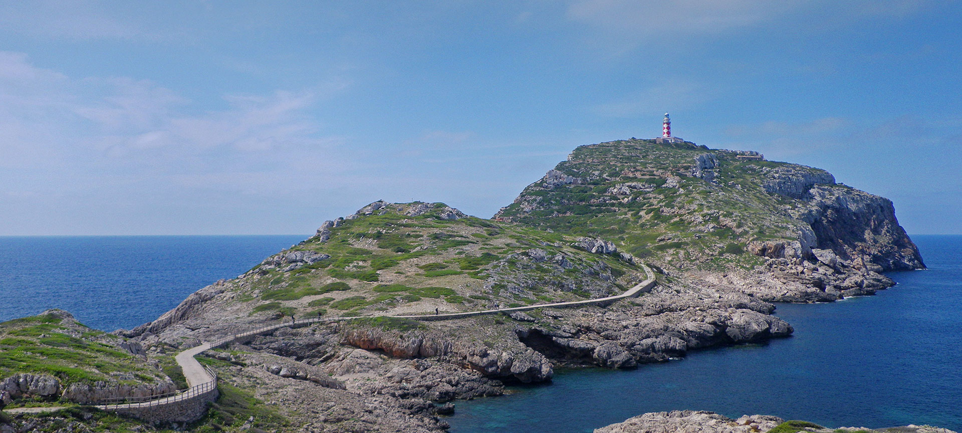 Widok na latarnię n'Ensiola w Parku Narodowym Cabrera