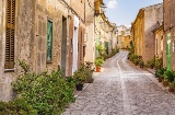 Una calle de Petra, en la isla de Mallorca (Islas Baleares)