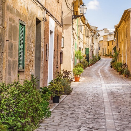 Uma rua de Petra, na ilha de Maiorca (Ilhas Baleares)