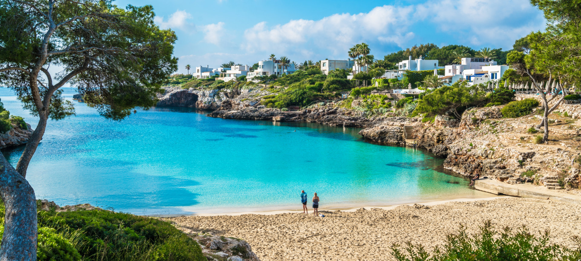 Touristen in Cala Esmeralda in der Gegend Cala d'Or, Mallorca, Balearische Inseln Touristen in Cala Esmeralda in der Gegend Cala d'Or, Mallorca, Balearische Inseln