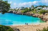 Touristen in Cala Esmeralda in der Gegend Cala d'Or, Mallorca, Balearische Inseln