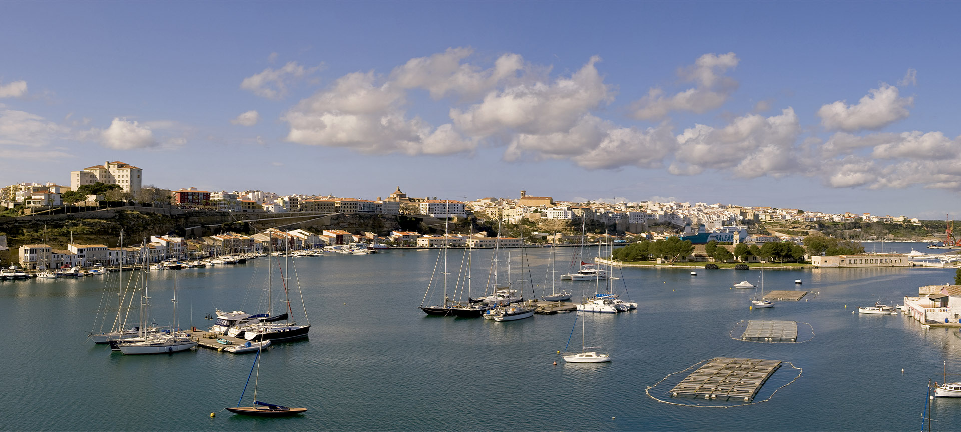 "Port de Maó à Minorque (îles Baléares) "