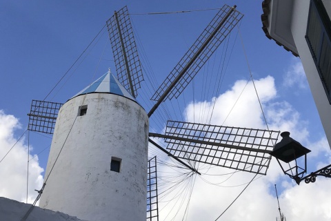 Moinho de vento em Sant Lluís, na ilha de Menorca (Ilhas Baleares)