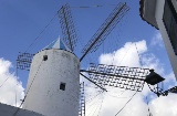 Molino de viento en Sant Lluís, en la isla de Menorca (Islas Baleares)