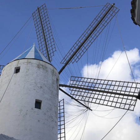 Moinho de vento em Sant Lluís, na ilha de Menorca (Ilhas Baleares)