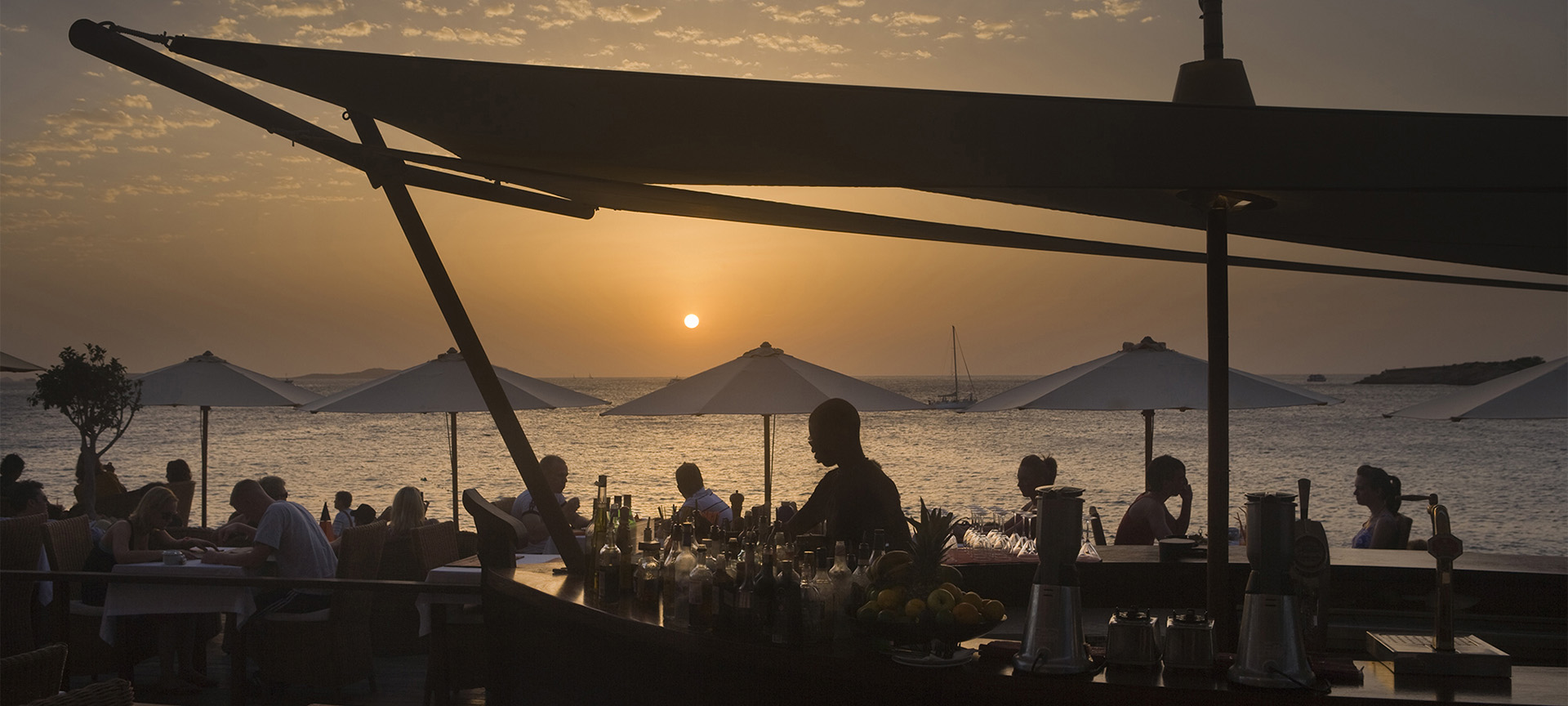 Atardecer en Sant Antoni de Portmany, en la isla de Ibiza (Islas Baleares)