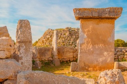 トレプコーのタラヨット（巨石）集落