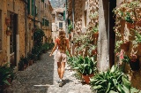 Giovane turista mentre passeggia per le strade di Valldemossa, Maiorca