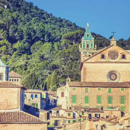 Panoramablick auf Valldemossa auf der Insel Mallorca (Balearen)