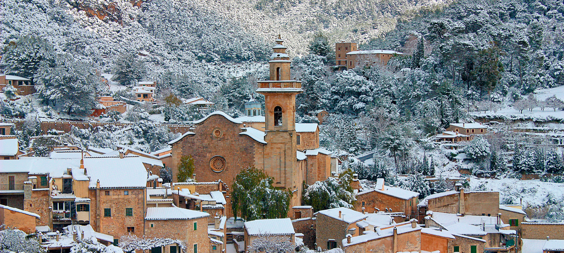 Veduta di Valldemossa innevata a Maiorca, Isole Baleari