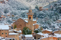 Vue de Valldemossa enneigée à Majorque, îles Baléares