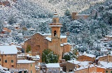 Verschneiter Anblick von Valldemossa auf Mallorca, Balearen