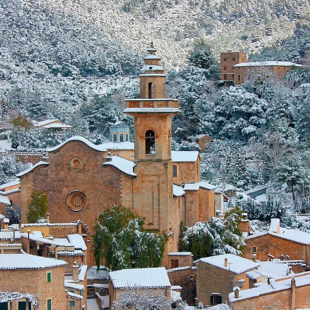 Verschneiter Anblick von Valldemossa auf Mallorca, Balearen
