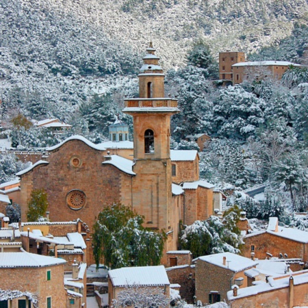 Vista de Valldemossa com neve, em Maiorca, Ilhas Baleares