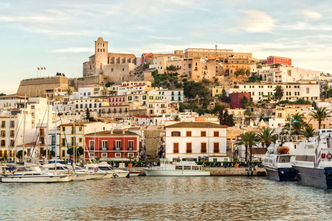 Gesamtansicht von Ibiza (Balearen)