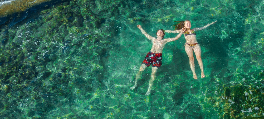 Vista aérea de una piscina natural en las Islas Canarias