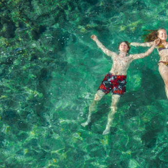 Vista aérea de uma piscina natural nas ilhas Canárias