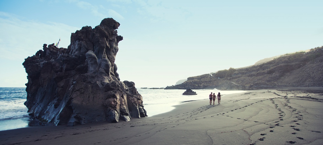 Amici su una spiaggia di Tenerife