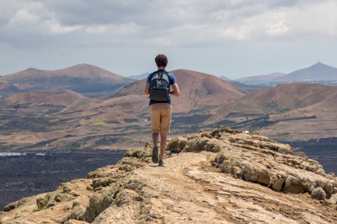 Un turista cammina sul sentiero della Caldera Blanca a Lanzarote, isole Canarie