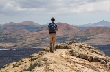 Tourist zu Fuß auf dem Weg zur Caldera Blanca auf Lanzarote, Kanarische Inseln