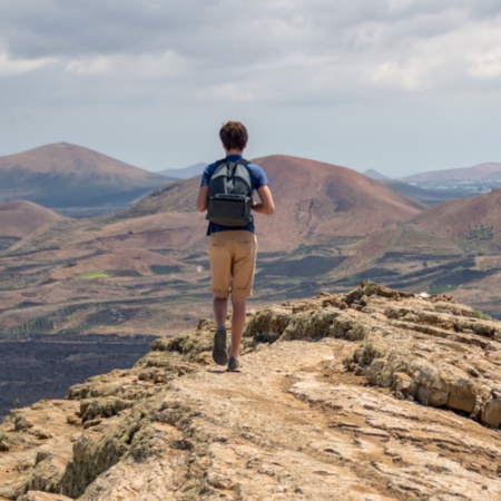 Un touriste marche sur le parcours de Caldera Blanca à Lanzarote, îles Canaries