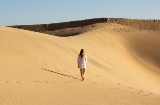 Turysta w specjalnym rezerwacie przyrody Las Dunas de Maspalomas na Gran Canarii, Wyspy Kanaryjskie